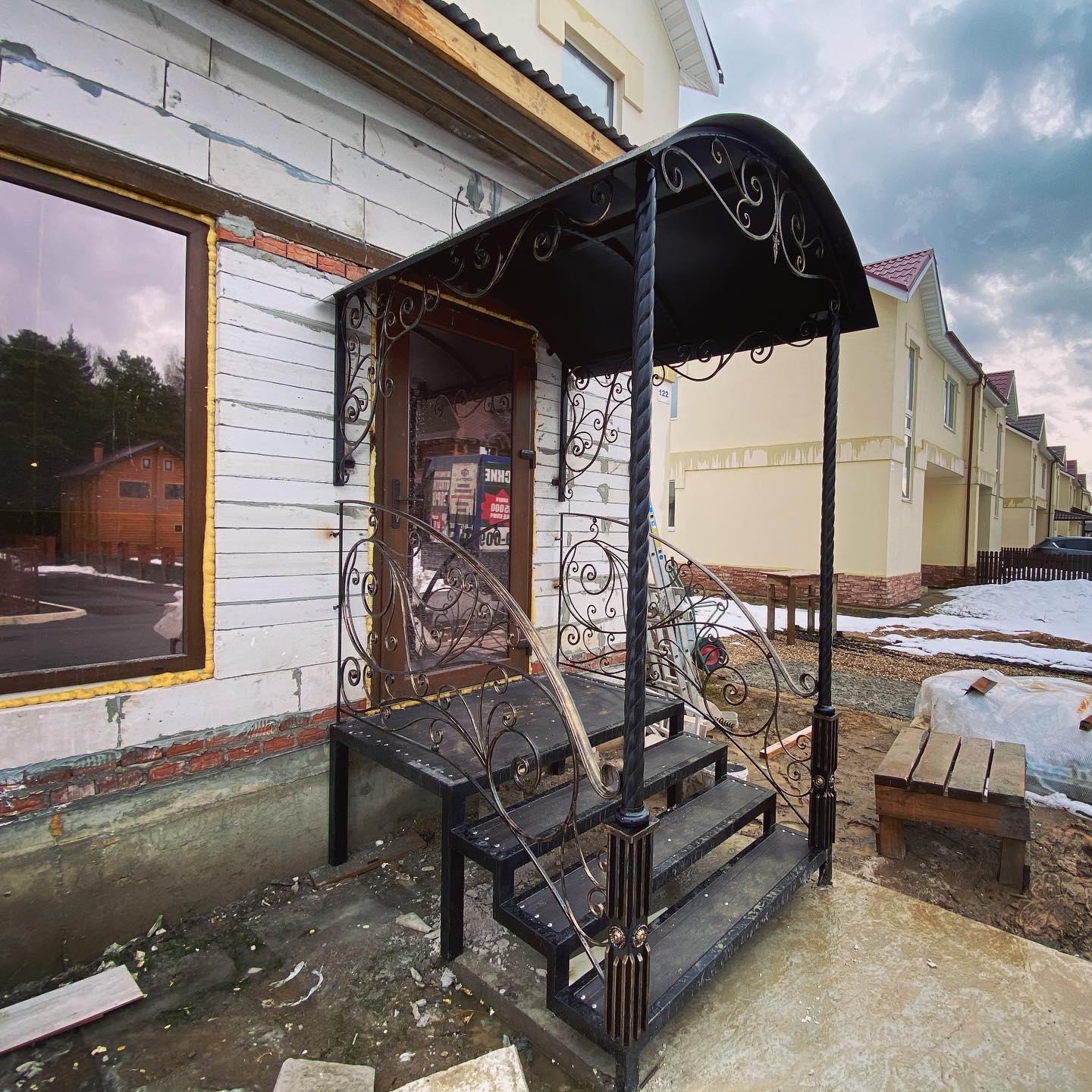 Как выбрать стекло, поликарбонат или металл для козырька над входом в Твери